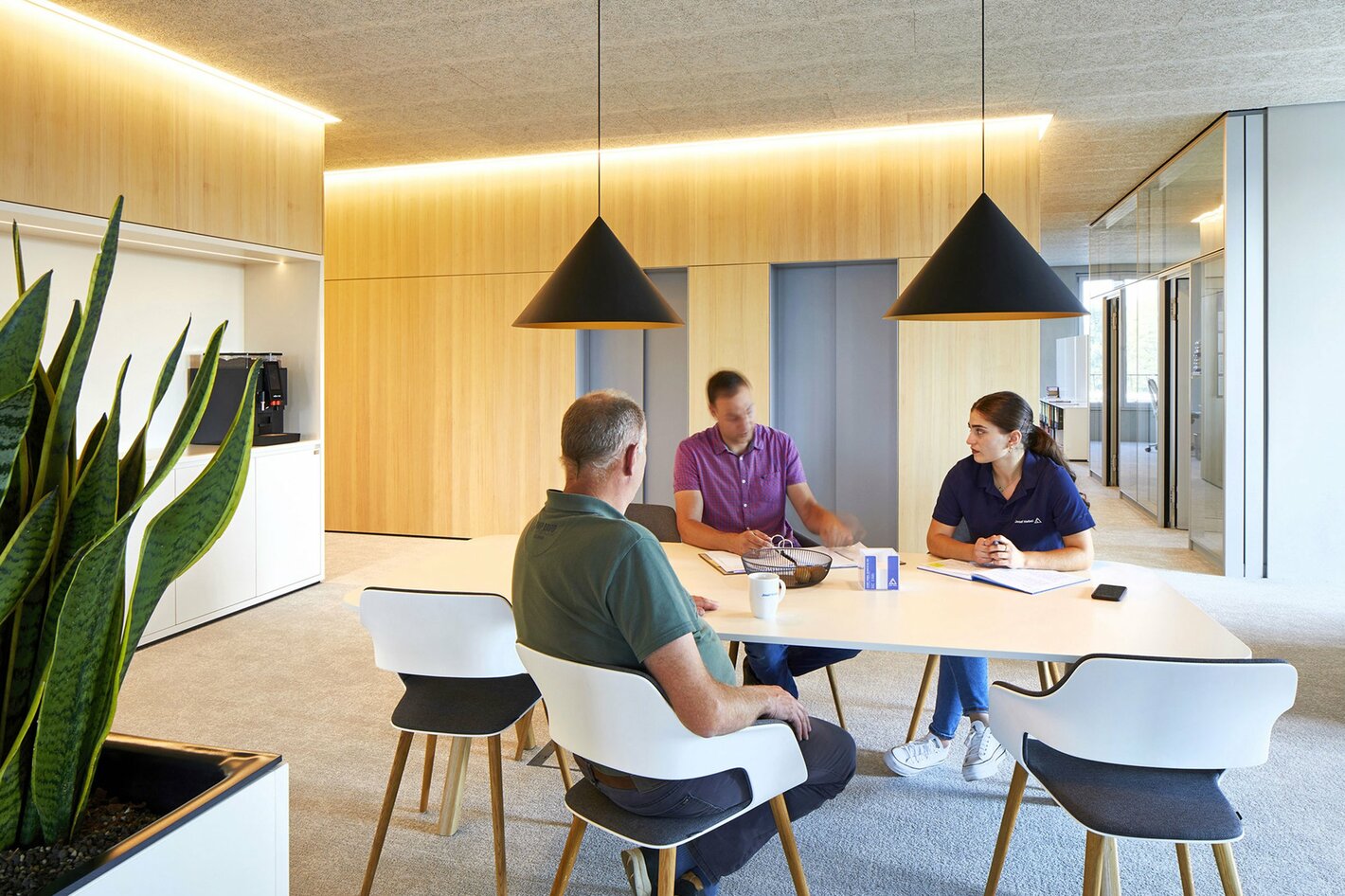 Hebel Mitarbeiter an Tisch